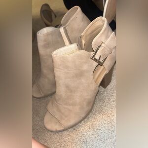 Women’s heeled open toe heels